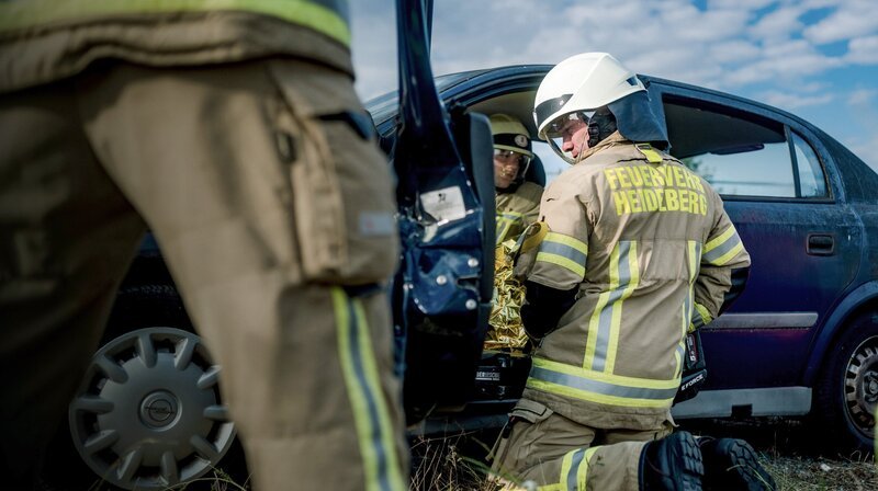 Bei Verkehrsunfällen muss die Heidelberger Feuerwehr immer wieder Menschen aus Autos befreien. – Bild: SWR/​Sebastian Drolshagen