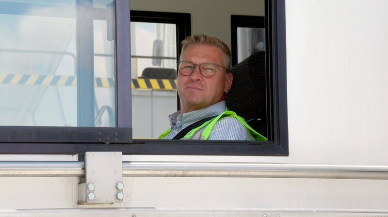 Busfahrer Gerald Trapp steuert spezielle Hightech-Schwebe-Busse, die extra für Flughäfen entwickelt wurden. Damit hebt er Passagiere, die keine Treppen steigen können, direkt in den Flieger. – Bild: HR