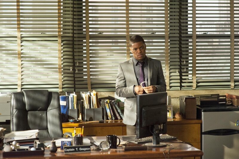 Detective Marcus Bell (Jon Michael Hill) ermittelt gemeinsam mit Sherlock Holmes in einem neuen Fall … – Bild: CBS Television