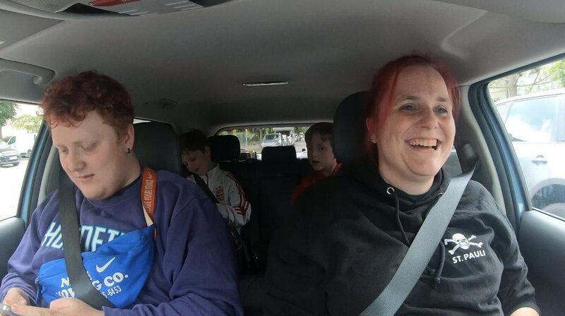 Friedericke Hagedorn und ihre Söhne prüfen eine Woche lang ihr neues elektronisches Familienmitglied auf Herz und Nieren und geraten dabei an die Grenzen des Familienwahnsinns. – Bild: RTL /​ Arriba Media