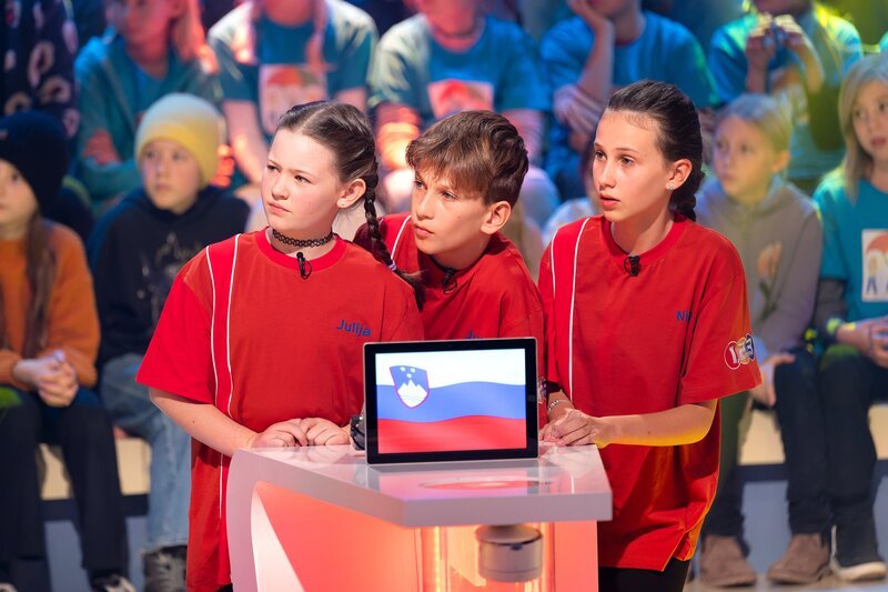 Ob das rote Rateteam aus Miklavz/​Slowenien die richtige Antwort auf Eltons knifflige Frage findet? – Bild: ZDF und Ralf Wilschewski