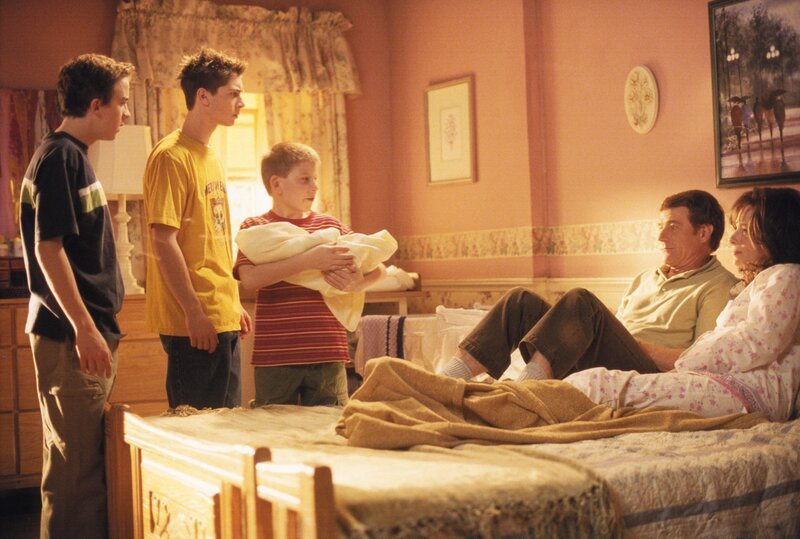 Von links: Malcolm (Frankie Muniz), Reese (Justin Berfield), Dewey (Erik Per Sullivan), Hal (Bryan Cranston) und Lois (Jane Kaczmarek) – Bild: ViacomCBS