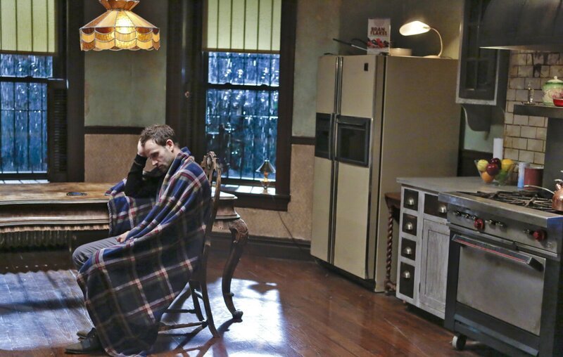 Ein neuer Fall, in den auch die chinesische Mafia mit illegalen Glücksspiel verwickelt ist, entwickelt sich alles andere als einfach, für Sherlock Holmes. – Bild: CBS Television