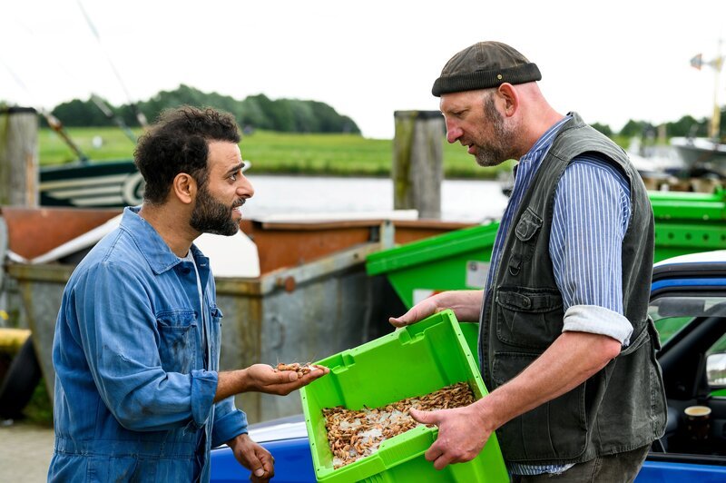 Yunus Özlügül (Yunus Cumartpay, l.) fischt in verbotenen Gewässern. Doch die Nordseekrabben, die er an Troje (Volker Wackermann, r.) verkauft hat, sind von schlechter Qualität. – Bild: Willi Weber /​ ZDF Enterprises GmbH