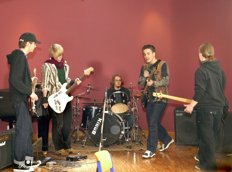 MDR Fernsehen IN ALLER FREUNDSCHAFT FOLGE 226, „Ein neuer Anfang“, am Mittwoch (23.01.13) um 11:40 Uhr. Lukas Globisch (Jan Draeger) bei Proben mit der Schulband. Seine Mutter Kathrin glaubt, dass sein Engagement in der Band der Grund für seine schlechten Schulnoten ist. – Bild: MDR/​Krajewski