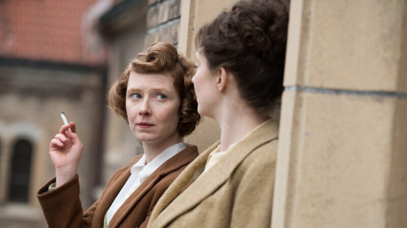 Margot Sauerbruch (Luise Wolfram, r.) unterhält sich mit Maria Fritsch (Sarah Bauerrett, l.), der Privatsekretärin ihres Mannes. – Bild: „Bild: ARD/​Julie Vrabelova (S2). ARD Programmdirektion/​Bildredaktion