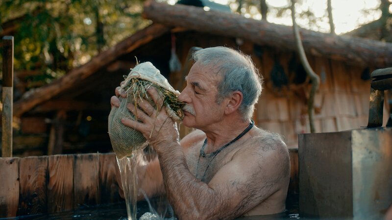 Sebastian Schrödl sitzt beim Waldbaden nach einem Schwitzhüttenritual. – Bild: ServusTV /​ DMG Film