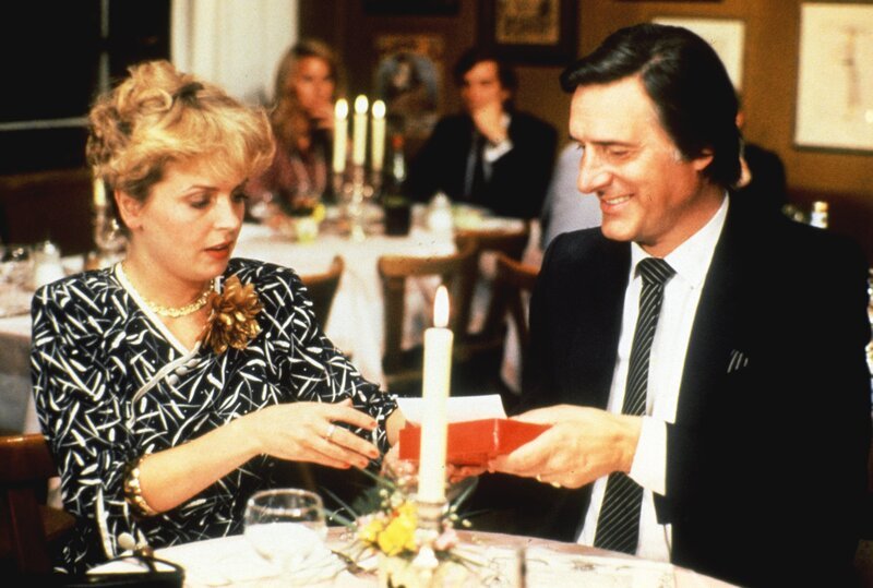 Elli (Gisela Schneeberger), Monaco Franze (Helmut Fischer). – Bild: ORF III