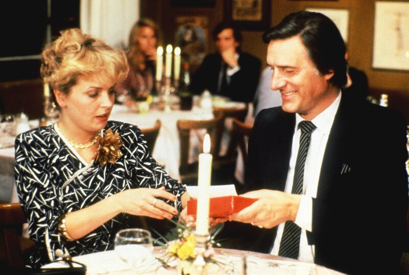 Elli (Gisela Schneeberger), Monaco Franze (Helmut Fischer). – Bild: ORF III