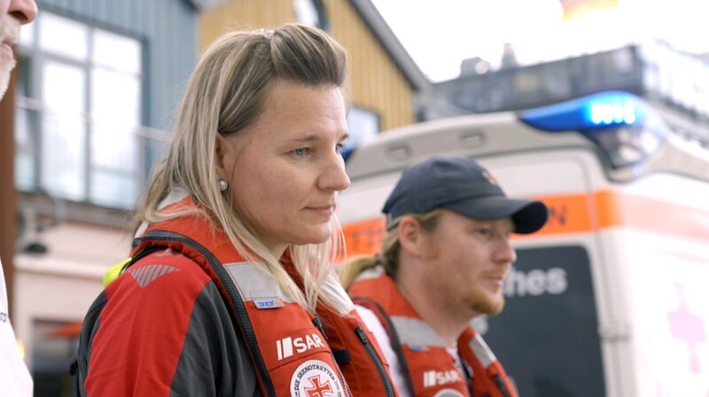 Seenotärztin Dr. Christine Rose erleichtert, nachdem sie den Patienten an Landrettungsdienst übergeben hat. – Bild: NDR/​Kinescope Film