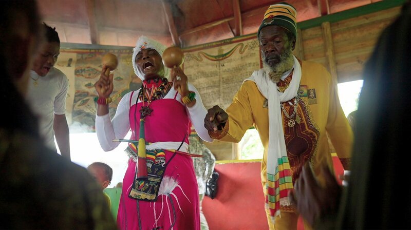 In einem Tempel in den Blue Mountains feiern Anhänger der Rastafari Religion den Sabbat. – Bild: NDR/​elb motion pictures GmbH