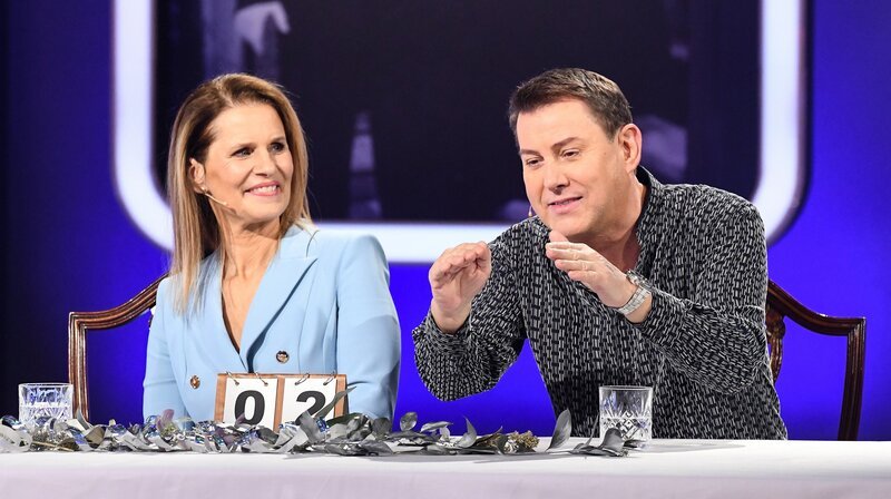 Ein Team: Katrin Müller-Hohenstein (l.) und Jens Riewa (r.). – Bild: NDR/​Uwe Ernst