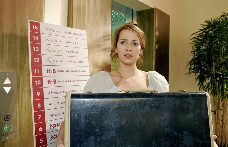 Hannah (Laura Osswald) ist getroffen, als Bruno tatsächlich mit Kim nach Kahlene fährt. – Bild: SAT.1 /​ Noreen Flynn