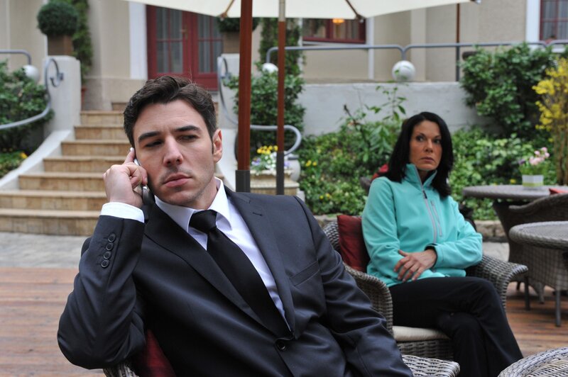 Goran (Saša Kekez, l.); Doris (Simone Ritscher, r.) – Bild: Ann Paur