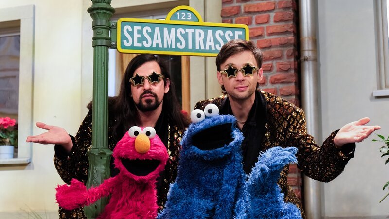 Simsalabim! Die Zauberer Siegfried & Joy besuchen Elmo und Krümelmonster. – Bild: NDR/​Sesame Workshop