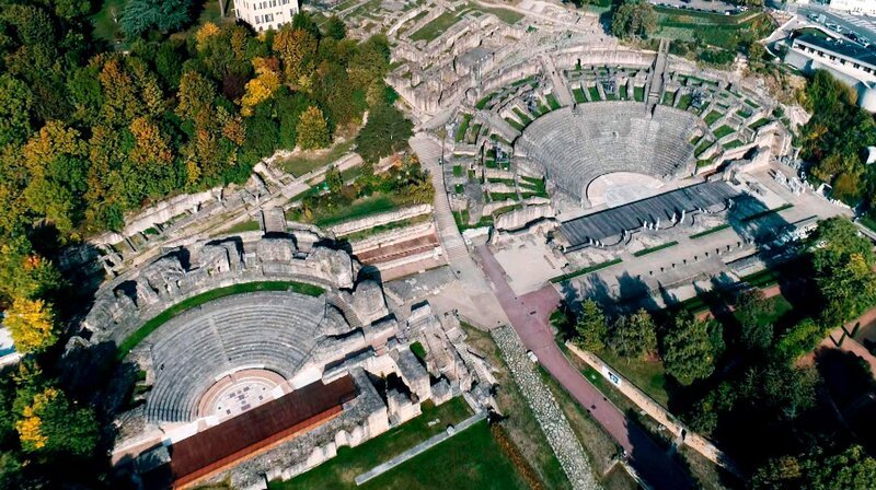 Die Römer bauten Kulturstätten, um dort durch Unterhaltung die Gunst eroberter Völker zu gewinnen. – Bild: phoenix/​ZDF/​Métropole de Lyon
