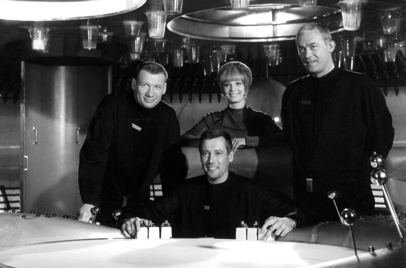 Szenenfoto „Raumpatrouille Orion“ mit (v.l.) Leutnant Mario de Monti (Wolfgang Völz), Major Cliff Allister McLane (Dietmar Schoenherr), Leutnant Tamara Jagellovsk (Eva Pflug) und Leutnant Hasso Sigbjoernson (Claus Holm) in ihrem Raumschiff (Archivfoto, 1965) – Bild: WDR/​dpa