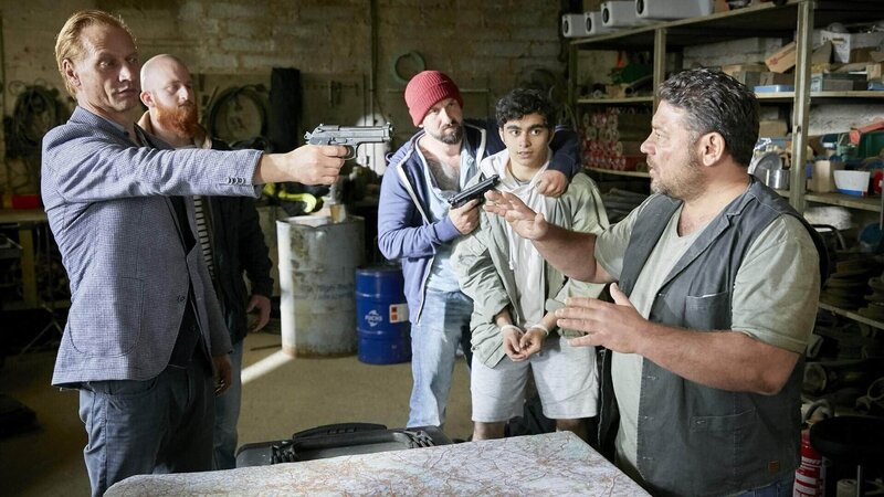 Der Gangster Tomàsz Krowak und seine Schergen haben Semirs Bruder Kemal und dessen Sohn Mica in ihrer Gewalt, damit Kemal ihnen ein zweites Mal bei einem Überfall hilft … – Bild: MG RTL D /​ Guido Engels