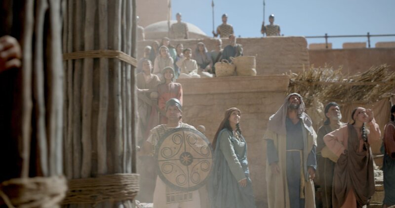 Das Trojanisches Pferd wird durch die Stadtmauern Trojas gezogen. – Bild: Gruppe 5 / Kamera: Martin Christ Das Trojanisches Pferd wird durch die Stadtmauern Trojas gezogen. – Bild: Gruppe 5 / Kamera: Martin Christ