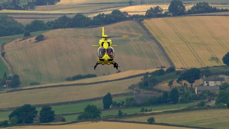 The Yorkshire Air Ambulance flying high above the countryside – Bild: Warner Bros. Discovery, Inc. or its subsidiaries and affiliates. All rights reserved.