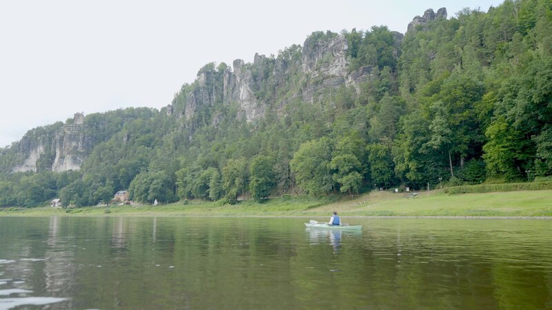 Die Elbe und ihre Nebenflüsse haben maßgeblich zur Erosion und Formung des Elbsandsteingebirges beigetragen. – Bild: Florian Kössl /​ ZDF