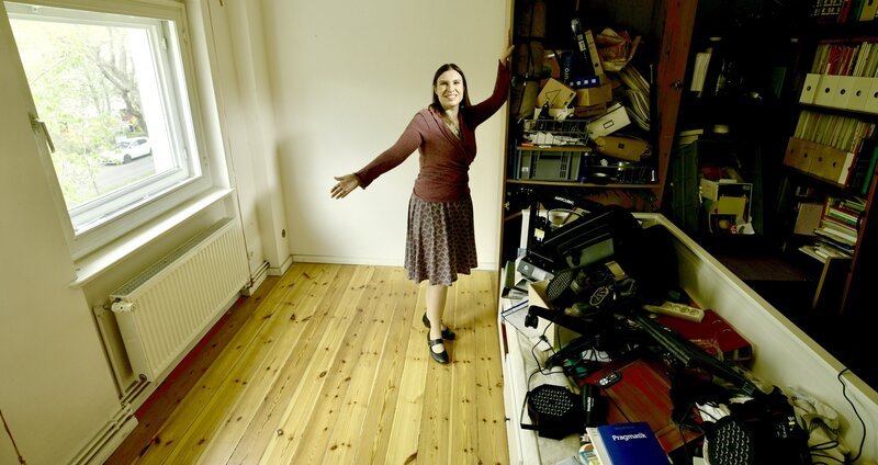 Die halbe Arbeit ist gemacht. Corinna räumt auf. – Bild: ZDF und Chris Valentien