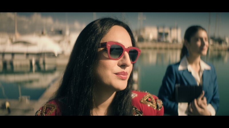 Ruja Ignatova (Nilam Farooq, l.) lässt sich von einer Maklerin (Chiara Tomei) ihre neue Yacht zeigen. – Bild: ZDF und Felix Poplawski