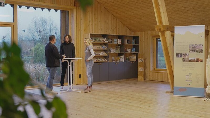 Martin Rütter (l.) trifft den Autisten und Poetry-Slamer Samuel Otto. Von ihm erfährt Martin, wie Menschen mit ASS sich selbst und ihre Umwelt wahrnehmen. – Bild: RTL /​ Mina TV /​ Autismus – Störung oder Superkraft?