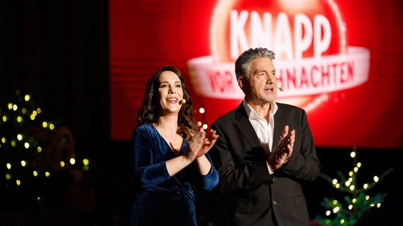 „Knapp vor Weihnachten“ bringt kurz vor Weihnachten eine bunte Mischung an Weihnachtsliedern komplett live gesungen aus dem Großen Sendesaal in die heimischen Wohnzimmer. Heiner Knapp hat sich seine musikalischen Lieblingsgäste eingeladen: Alvaro Soler, Kim Fisher, Tim Bendzko u.v.m. – Heiner Knapp und Alina Stiegler – Bild: rbb/​Stefan Wieland