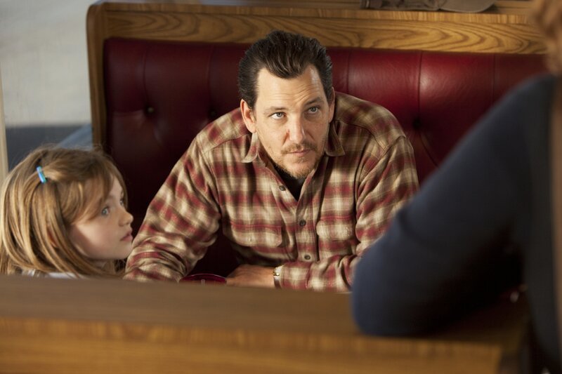 Wade Hatchett (Bradford Tatum, r.) kidnappt immer wieder Frauen, um für seine Tochter Jody (Morgan Lily, l.), die bei einer Pflegefamilie lebt, eine neue Mutter zu finden. Doch wird das BAU-Team ihn stoppen können? – Bild: ABC Studios. All rights reserved. /​ Adam Rose