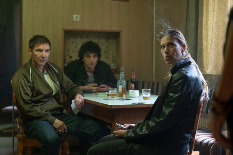 Die Camorristi-Bande sitzt am Tisch während ihr Boss den Winzer Matteo erpresst, v.li.: Rivaldo Fernadi (Max Malatesta), Enzo Alto (Nicolas Orzella), Fabricia Bianchi (Tea Falco) – Bild: ServusTV /​ good friends Filmproduktions GmbH /​ Petro Domenigg /​ Satel Film