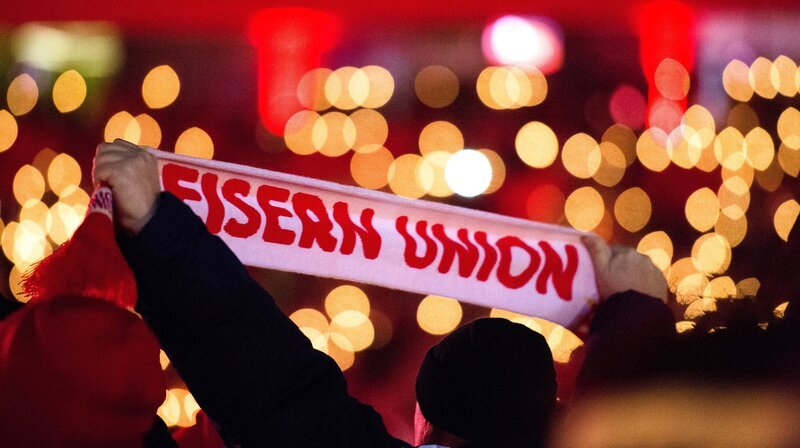 Das traditionelle Weihnachtssingen beim 1. FC Union wird in diesem Jahr wegen der Corona-Pandemie voraussichtlich ausfallen. Jessy Wellmer und Andreas Ulrich treffen deshalb kurz vor Heiligabend direkt vor dem Stadion „An der Alten Försterei“ bekannte Unioner und präsentieren die schönsten Weihnachtslieder der Eisernen aus den letzten Jahren. – Bild: rbb/​Gundula Krause