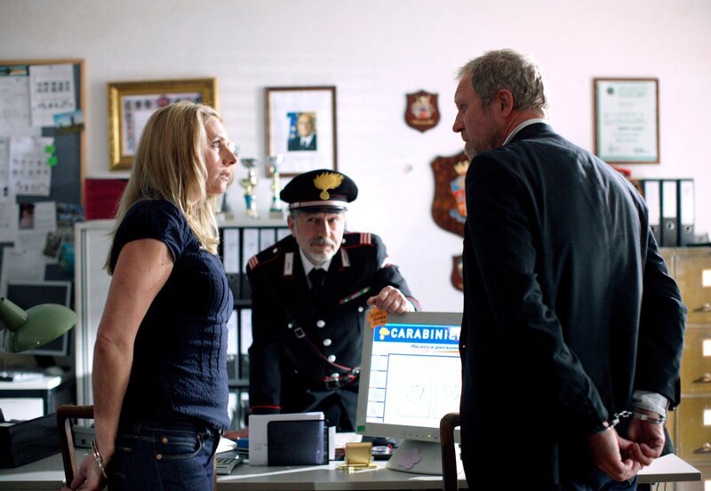 rbb Fernsehen DER WINZERKÖNIG III. STAFFEL, FOLGE 29, „Die Reise“, am Samstag (13.04.13) um 15:30 Uhr. Thomas Stickler (Harald Krassnitzer, l.) kann seine Langzeitgeliebte Claudia Plattner (Susanne Michel, r.) überzeugen, sich endlich einmal ein paar freie Tage für einen Kurzurlaub zu gönnen. Weit kommen sie jedoch nicht. Bei einem simulierten Autounfall auf einer Landstraße in Oberitalien werden sie ihres Autos und all ihrer Habe beraubt und landen in der nächsten Carabinieri-Station, wo sie dem Stationschef (Michele Oliveri , M.) einiges erklären müssen. – Bild: rbb/​ARD/​ORF/​Petro Domenigg