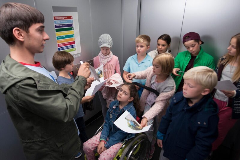 Toni (Ivo Kortlang) will den Bus eines Freundes finden und bekommt von den Kindern der Kinderstation Unterstützung. – Bild: RTL /​ Martin Rottenkolber
