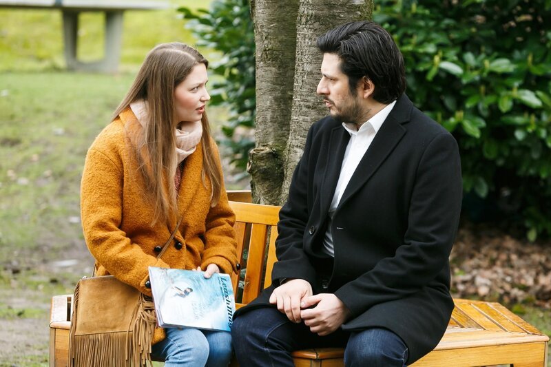 Maximilian (Francisco Medina) entschließt sich dazu, Nathalie (Amrei Haardt) die Wahrheit über seine Vergangenheit zu erzählen. – Bild: RTL /​ Kai Schulz