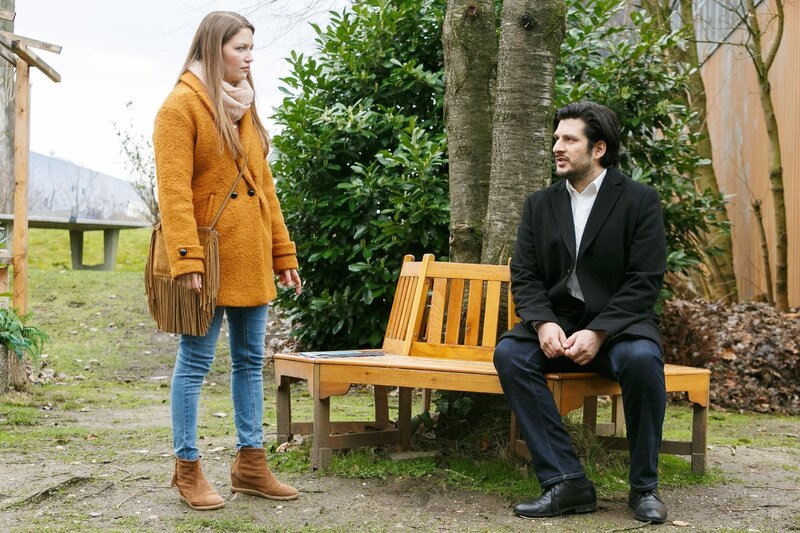 Maximilian (Francisco Medina) kann nur hoffen, dass Nathalie (Amrei Haardt) seine Vergangenheit akzeptiert. – Bild: RTL /​ Kai Schulz