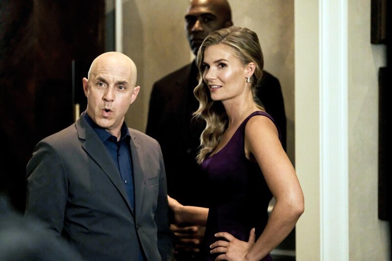 Deacon (Brian Markinson) und Marine Stahr (Brittany Mitchell) – Bild: RTL /​ Jeff Weddell