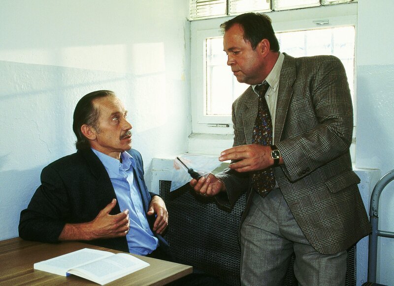 Kriminalhauptkommissar Kehler (Wolfgang Bathke, r.) verhört Werner Hinze (Thilo Prückner), dessen Zellengenosse in der Haftanstalt ermordet wurde. – Bild: RTL Deutschland