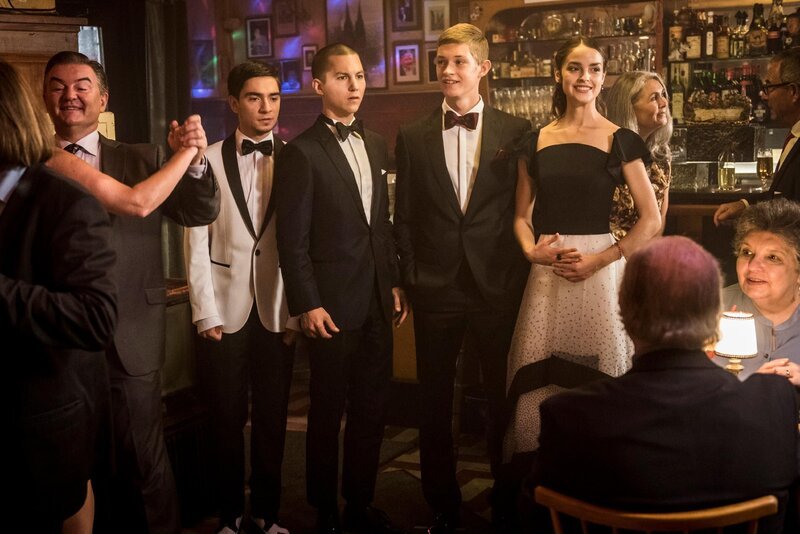 V.l.: Toni (Ivo Kortlang), Leo (Tim Olvier Schultz), Jonas (Damian Hardung) und Emma (Luise Befort) sind auf einem Abschlussball. Emma will, dass Leo seine Tanzkünste zum Besten gibt. – Bild: RTL /​ Martin Rottenkolber