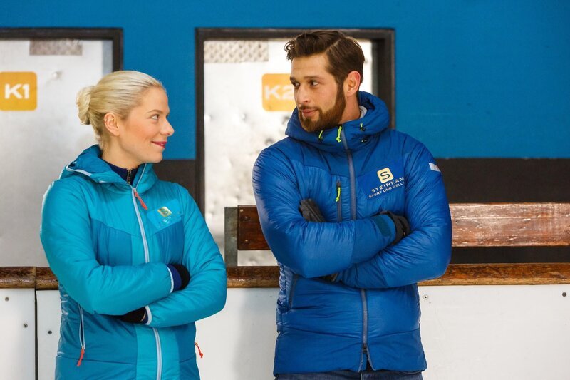 Marie (Cheyenne Pahde) und Deniz (Igor Dolgatschew) beobachten das Training. – Bild: RTL /​ Kai Schulz