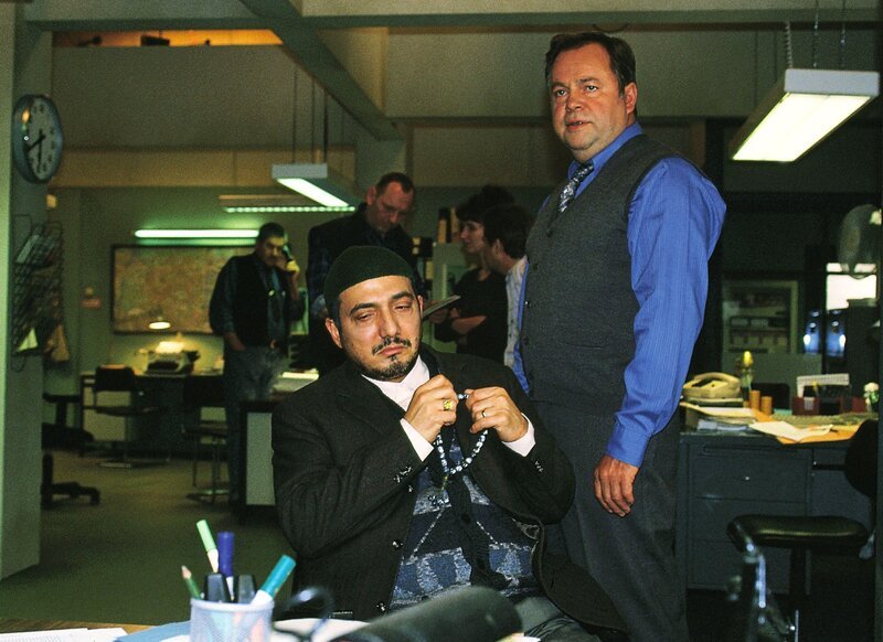 Kriminalhauptkommissar Stefan Kehler (Wolfgang Bathke, re.) befragt den Vater (Yalcin Güzelce als Adran Yanbak) der ermordeten Türkin nach den Familienverhältnissen. Er gibt zu, daß er die Beziehung seiner Tochter zu dem jungen Deutschen für eine unverzeihliche Schande hielt. – Bild: RTL