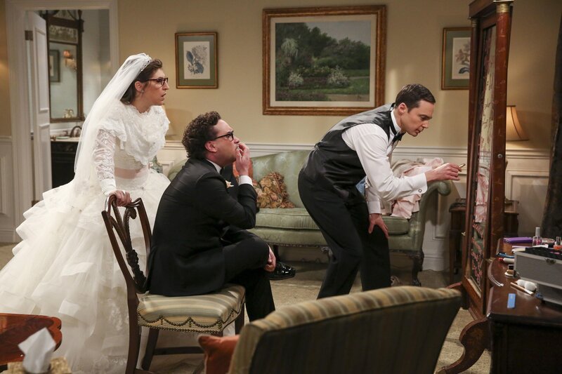 Ausgerechnet kurz vor der Trauung hat Sheldon (Jim Parsons, r.) einen wissenschaftlichen Geistesblitz, den er unbedingt mit Amy (Mayim Bialik, l.) und Leonard (Johnny Galecki, M.) analysieren muss … – Bild: Warner Bros. Television