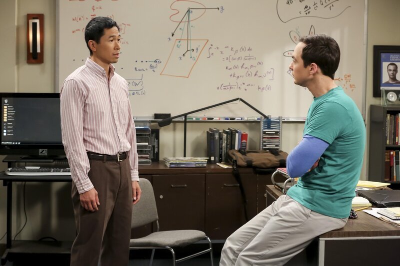 Tam Nguyen (Robert Wu, l.); Sheldon (Jim Parsons, r.) – Bild: © Warner Bros. /​ Michael Yarish /​ Michael Yarish