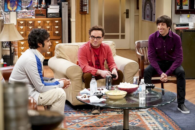 (v.l.n.r.) Raj (Kunal Nayyar); Leonard (Johnny Galecki); Howard (Simon Helberg) – Bild: © 2018 CBS Broadcasting, Inc. All Rights Reserved /​ Sonja Flemming /​ Sonja Flemming