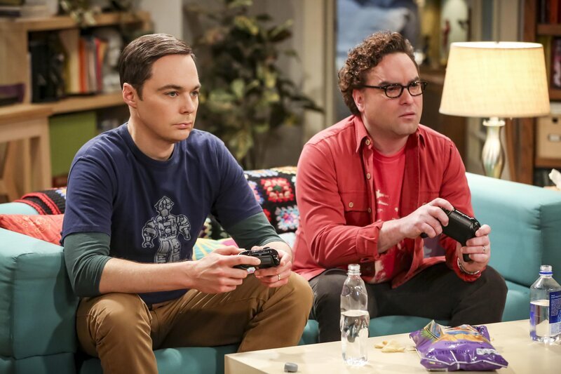Sheldon (Jim Parsons, l.); Leonard (Johnny Galecki, r.) – Bild: © 2018 WBEI. All rights reserved. /​ Michael Yarish /​ Michael Yarish