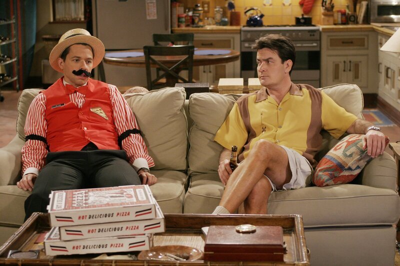 Alan Harper (Jon Cryer, l.): Charlie Harper (Charlie Sheen, r.) – Bild: Warner Bros. Entertainment, Inc.
