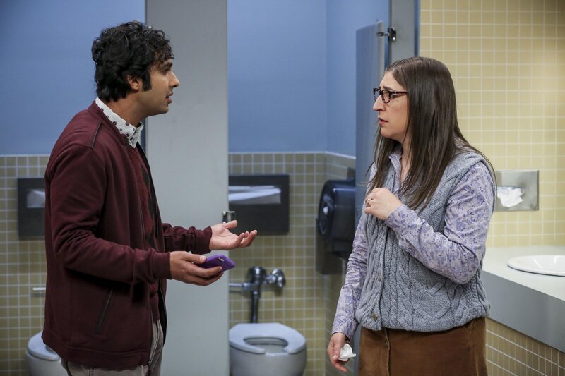 Rajesh Koothrappali (Kunal Nayyar, l.); Amy Farrah Fowler (Mayim Bialik, r.) – Bild: © 2019 WBEI. All rights reserved. /​ Michael Yarish /​ Michael Yarish