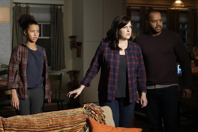 (v.l.n.r.) Mia Evans (Ashley Aufderheide); Jo Evans (Allison Tolman); Alex Evans (Donald Faison) – Bild: Emergence ABC Studios /​ Giovanni Rufino /​ Giovanni Rufino