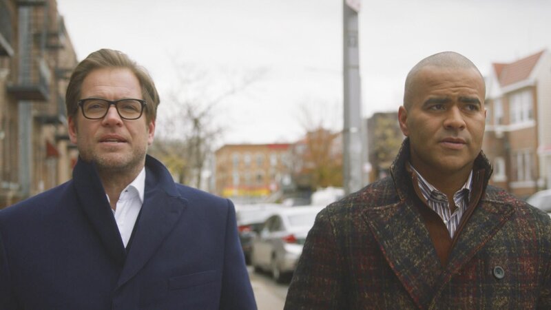 Werden Bull (Michael Weatherly, l.), Chunk (Chris Jackson, r.) und das restliche Team den neuen Fall zugunsten der Eltern von High-School-Footballstar Jordan Henderson beeinflussen können? – Bild: CBS Broadcasting, Inc.