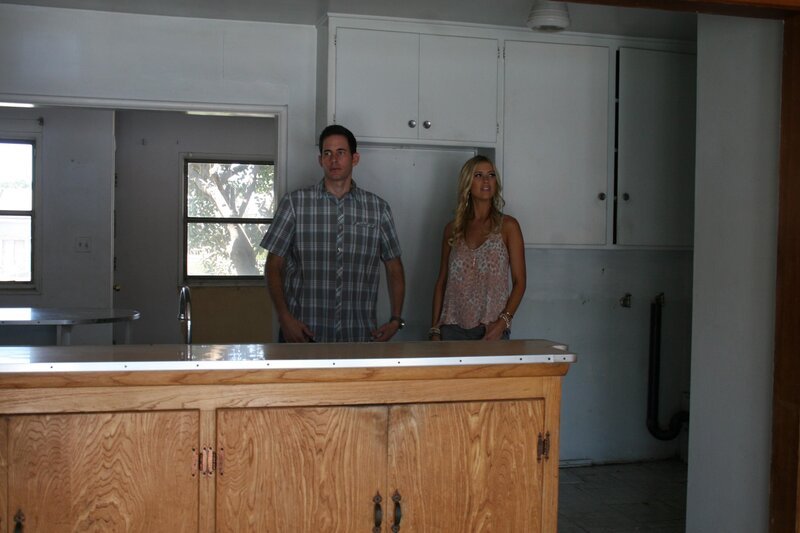 Als Tarek (l.) und Christina (r.) die renovierungsbedürftige Immobilie von innen inspizieren, fällt ihnen auf, dass die alte Küche sehr klein und unpraktisch ist. Hier ist Kreativität gefragt und es wartet einiges an Arbeit … – Bild: © 2015, HGTV/​Scripps Networks, LLC.